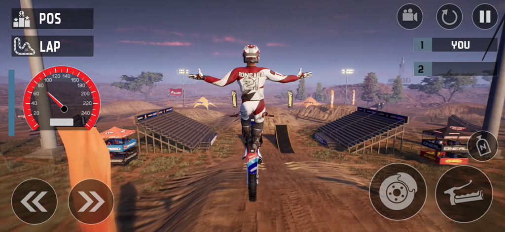 Wheelie Dirt Bike Racing Game - 夕暮れの砂漠レーストラックで空中でスタントをするダートバイクレーサー。