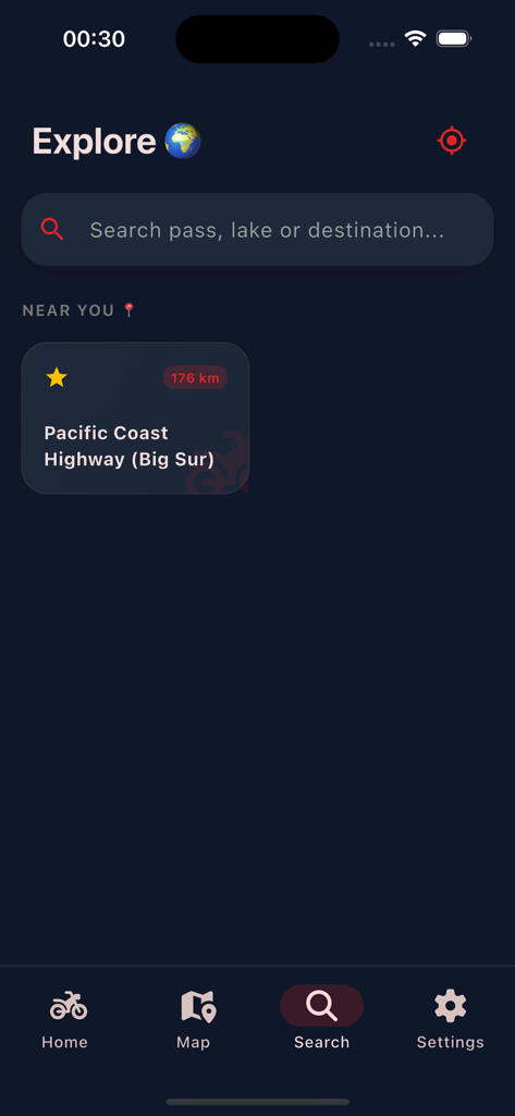 RideDay: Moto & Roads - Interface de exploração do aplicativo RideDay com barra de pesquisa e rota de moto cênica próxima, Pacific Coast Highway