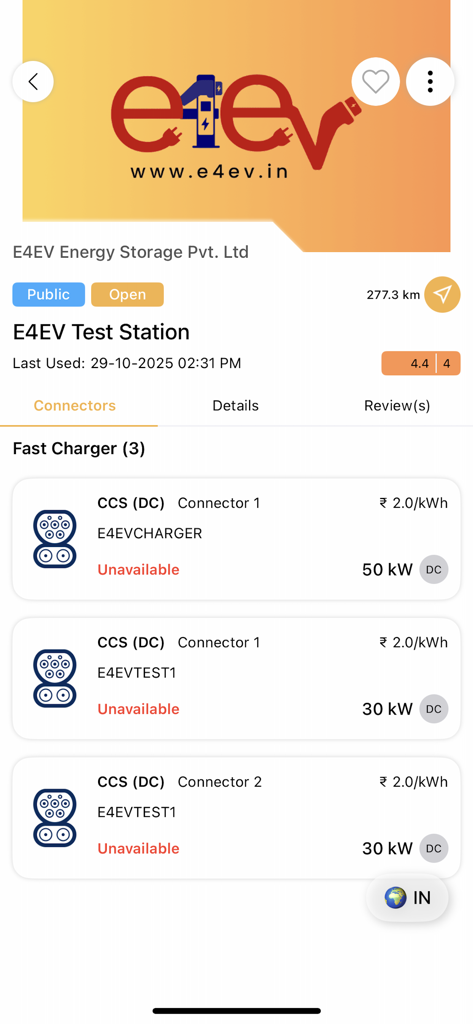 Bildschirm der mobilen App, der eine Liste von EV-Ladesteckern und deren aktuelle Verfügbarkeit anzeigt