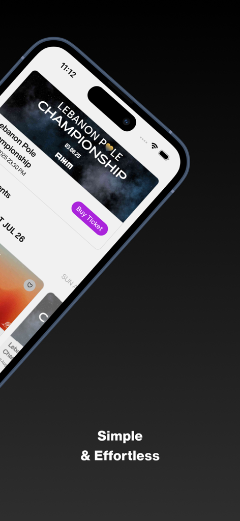SKIPアプリのイベント発見インターフェースを表示するiPhone画面。チケット購入ボタンと「シンプルで楽」というスローガンが表示される。