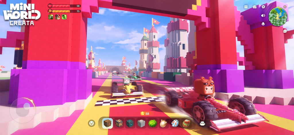 Captura de tela da jogabilidade de um mini-game de corrida em blocos em Mini World CREATA, apresentando carros coloridos e torres