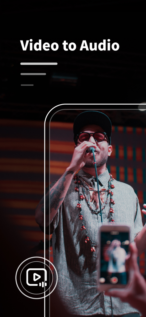 Voice Recorder + Voice Memos - Una persona cantando en un concierto siendo grabada en un smartphone, ilustrando la función de conversión de video a audio.