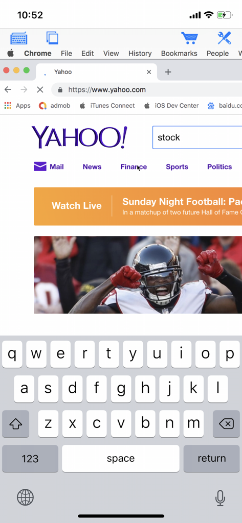 Um iPhone exibindo uma sessão de desktop remoto com o site do Yahoo e um teclado virtual na tela