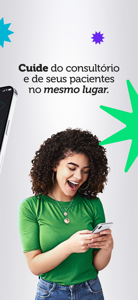 Dietbox para profissionais - A female professional smiling while using the Dietbox app on her smartphone