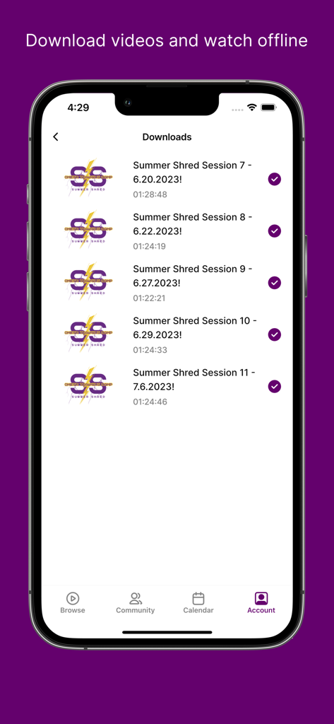 Interface do aplicativo Omega Training Camp exibindo vídeos de fitness baixados para visualização offline