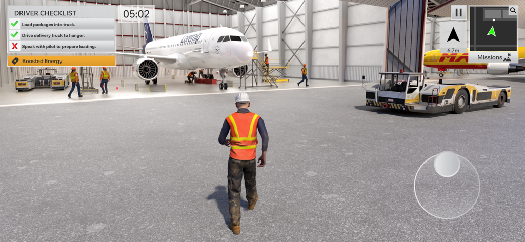 Airplane Pilot Airport Tycoon - Un trabajador de la tripulación de tierra con un chaleco de seguridad camina hacia un avión de pasajeros dentro de un gran hangar de aeropuerto durante una misión.