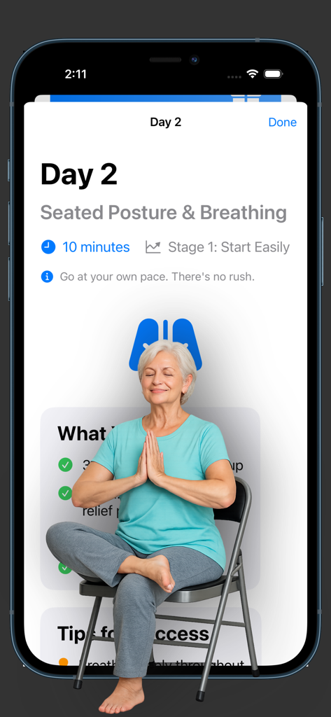 Chair Exercises Workouts - Une femme senior effectuant une pose de yoga assise sur une chaise pour un exercice de posture et de respiration