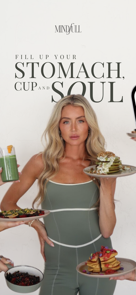 MINDFULL.so - Une femme entourée de repas sains et d'un smoothie vert mettant en valeur la nutrition holistique