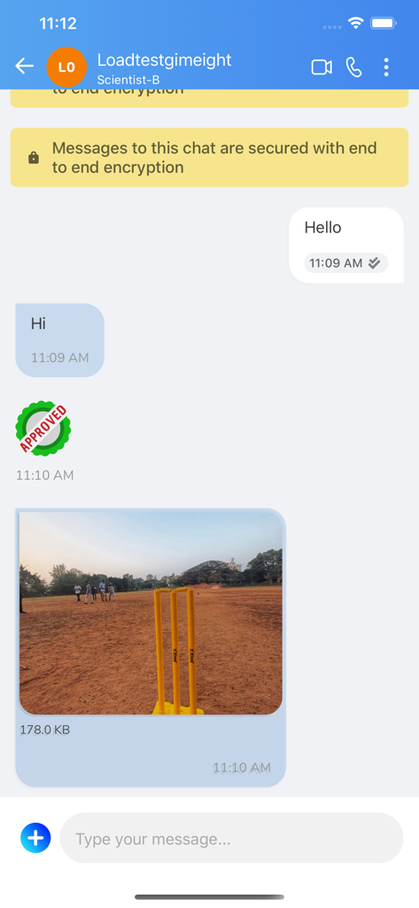 Interfaccia di chat dell'app Sandes che mostra messaggi crittografati end-to-end e una foto condivisa