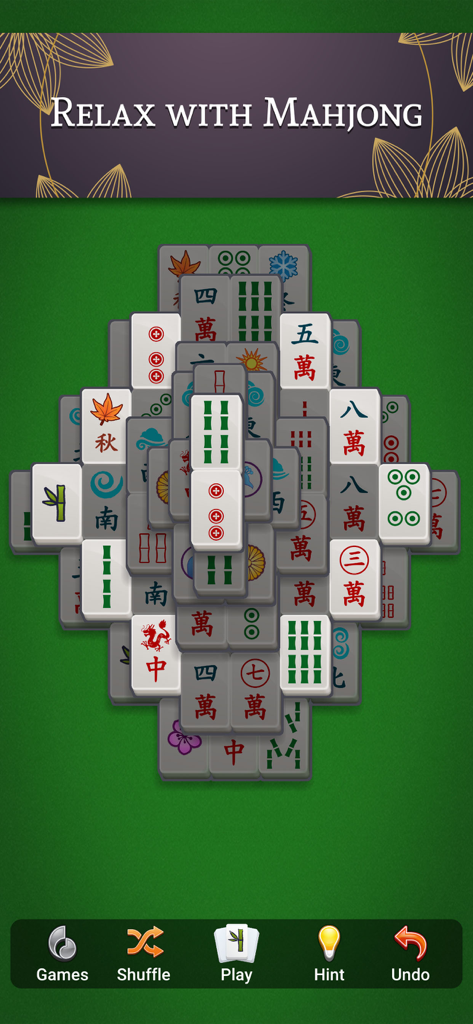 Gameplay tradizionale di Mahjong Solitaire che mostra tessere impilate su uno sfondo verde