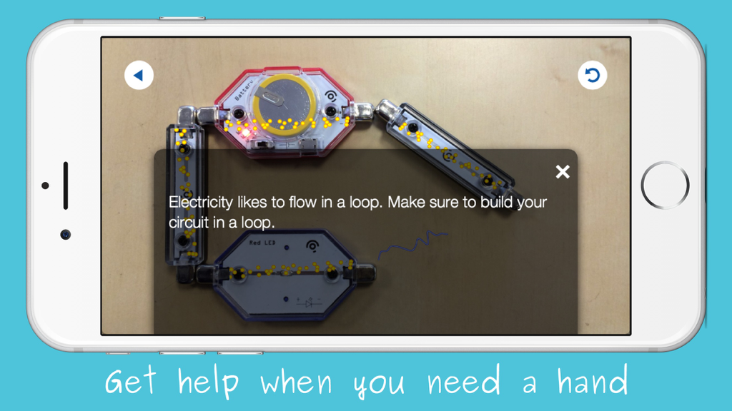 LightUp Learning - Pantalla de smartphone que muestra la solución de problemas de circuitos con realidad aumentada y visualización del flujo de electricidad en la aplicación LightUp Learning.