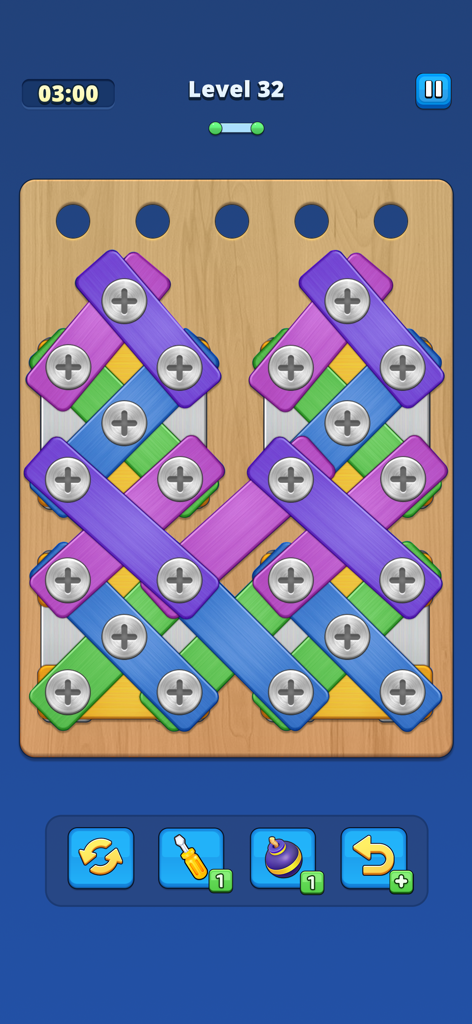 Jogo do Nível 32 de Take Off Bolts Screw Puzzle apresentando placas de metal coloridas e parafusos em uma tábua de madeira.