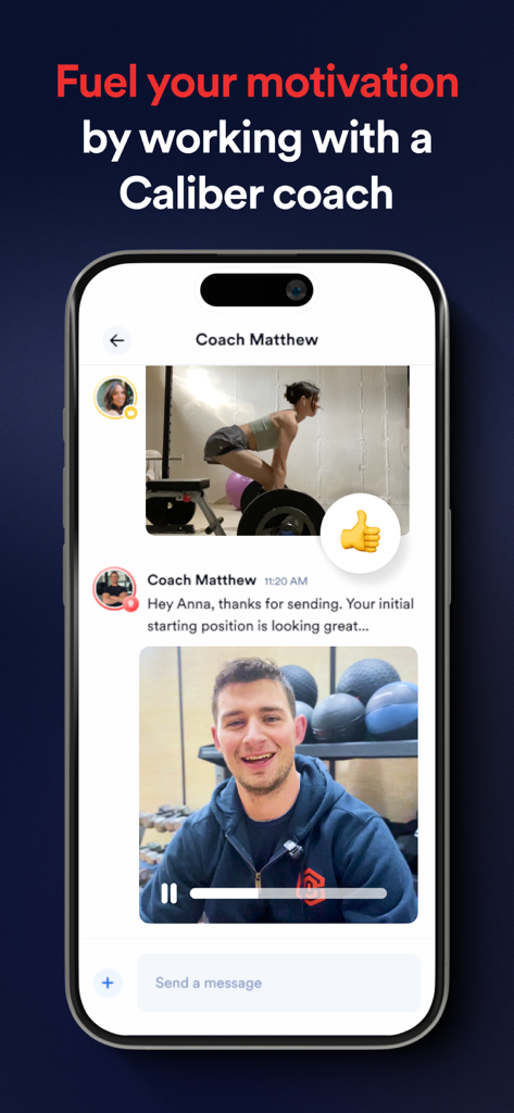 Caliber: Strength Training - Une interface mobile montrant la fonction de coaching individuel de l'application Caliber avec examen vidéo de la forme et messagerie