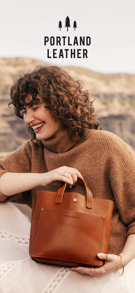 Portland Leather Goods - Portland Leather Goodsのハンドメイドの茶色いレザー製トートバッグを持っている笑顔の女性