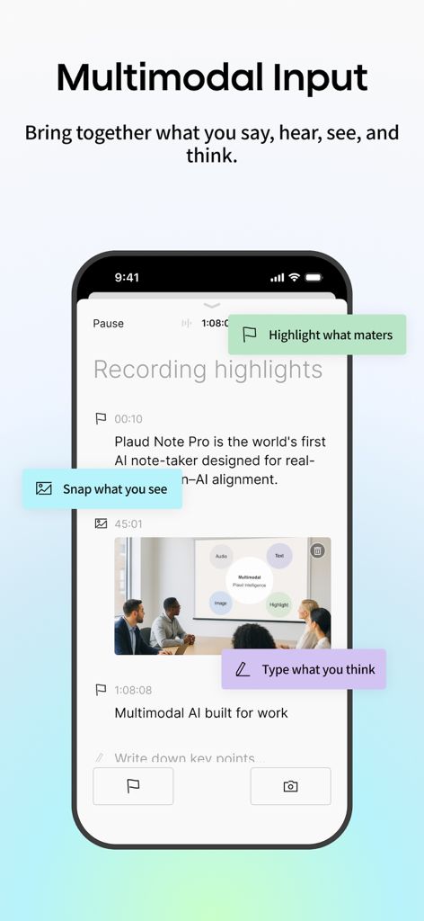 Ein mobiler Screenshot der Plaud KI-Notiznehmer-App, der multimodale Eingabefunktionen wie Audio-Transkriptions-Highlights, Fotoerfassung und Textnotizen während einer Besprechung zeigt.