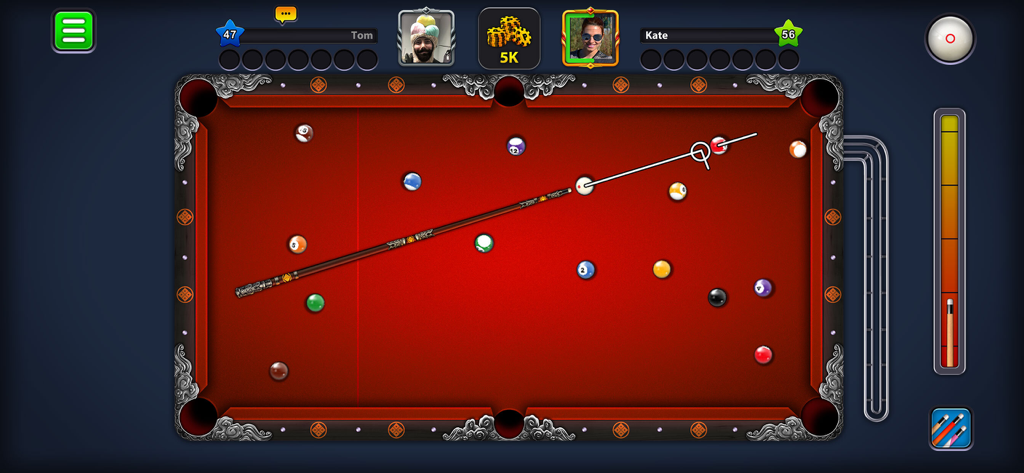 Vista de arriba hacia abajo de una partida JcJ competitiva de 8 Ball Pool en un tapete rojo.