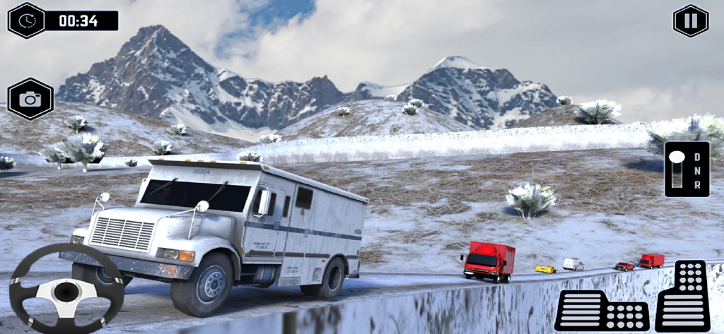 Off Road Drive Truck Simulator - Un camión blindado blanco circulando por una carretera de montaña nevada en un juego de simulación de vehículos