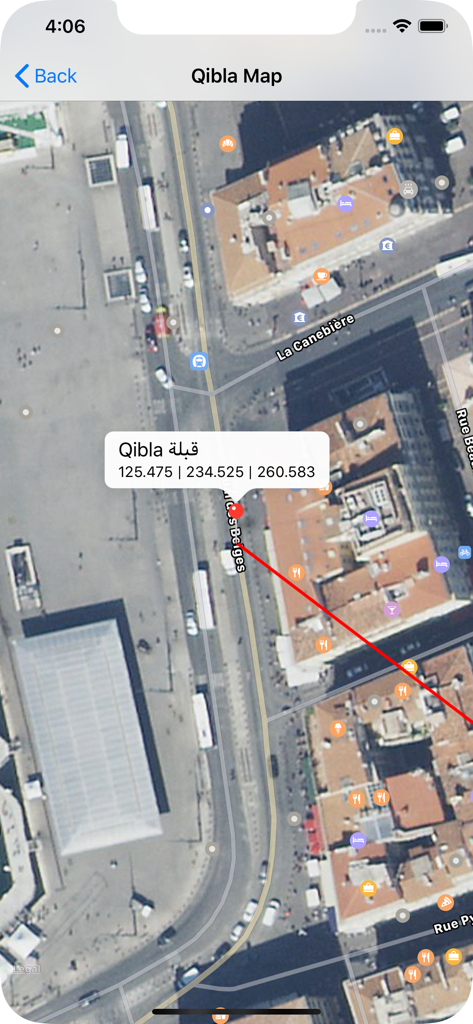 Vue satellite montrant la direction de la Qibla avec une ligne rouge et des coordonnées de localisation.