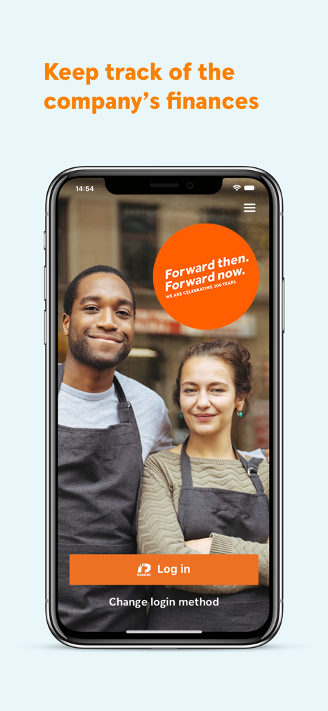 Swedbank företag - Pantalla de inicio de sesión de la aplicación bancaria empresarial Swedbank con una imagen de propietarios de pequeñas empresas y un botón de inicio de sesión.