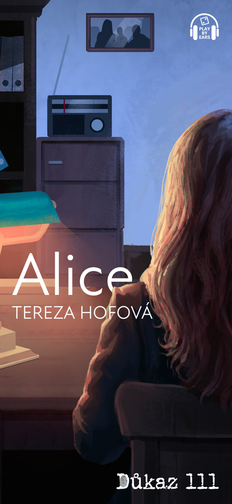 Důkaz 111 - La detective Alice Wells sentada en un escritorio con una radio antigua en el escenario de los años 80 de Evidence 111.