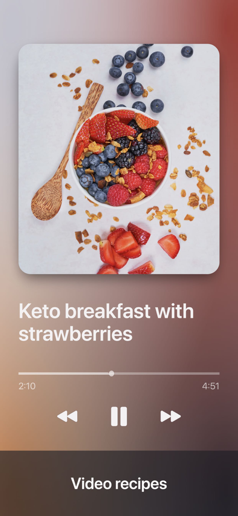 イチゴを使ったケト朝食を示すCookbook Masterアプリのビデオレシピプレーヤー