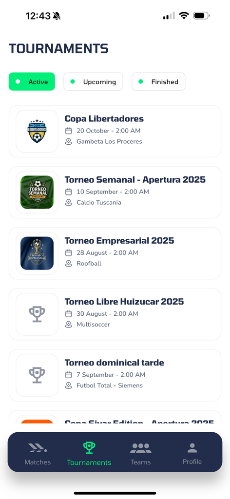 日付と場所を示して、さまざまなアマチュアサッカー競技を表示するGOLEアプリの活発なトーナメント画面
