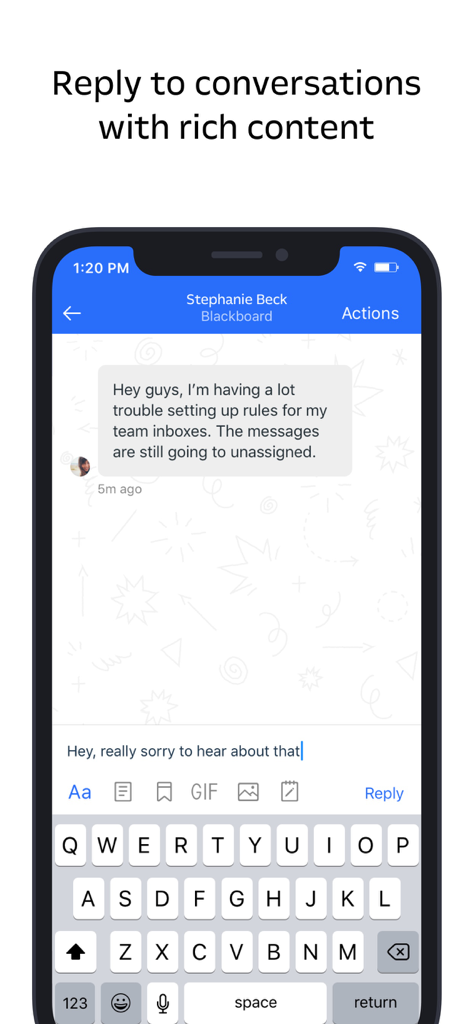 Interfaz de chat móvil de la aplicación Intercom Conversations que muestra un mensaje de cliente y opciones de respuesta de contenido enriquecido que incluyen GIFs e imágenes.