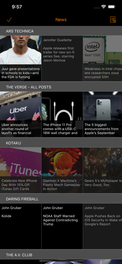 Interfaz de la aplicación Lector RSS Heartfeed mostrando una vista de cuadrícula compacta de varias fuentes de noticias en modo nocturno.