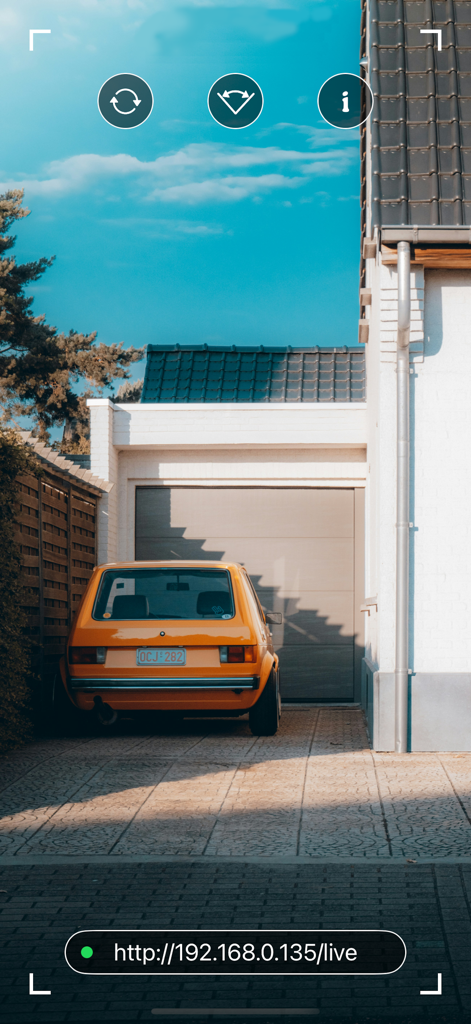 Interface de câmera de segurança doméstica mostrando um feed de vídeo ao vivo de uma garagem e um carro