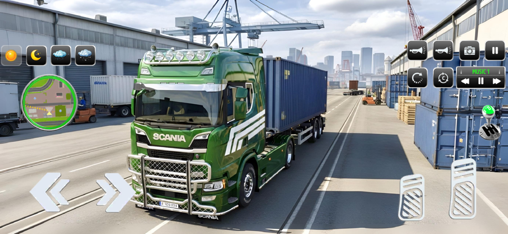 Factory Truck Simulator Games - Jugabilidad de Factory Truck Simulator que muestra un camión Scania verde con un contenedor azul en un puerto marítimo