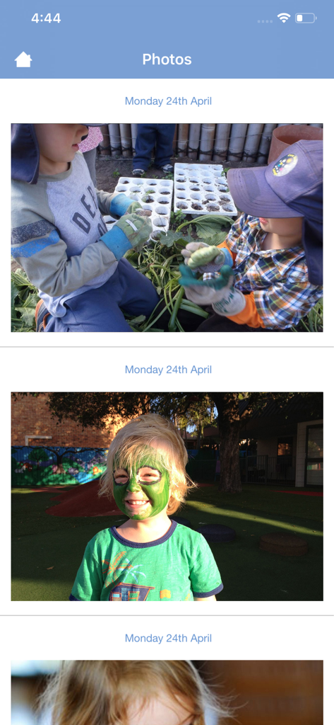 Captura de pantalla del feed de fotos de la aplicación Kindyhub que muestra a niños participando en actividades en su centro de cuidado infantil
