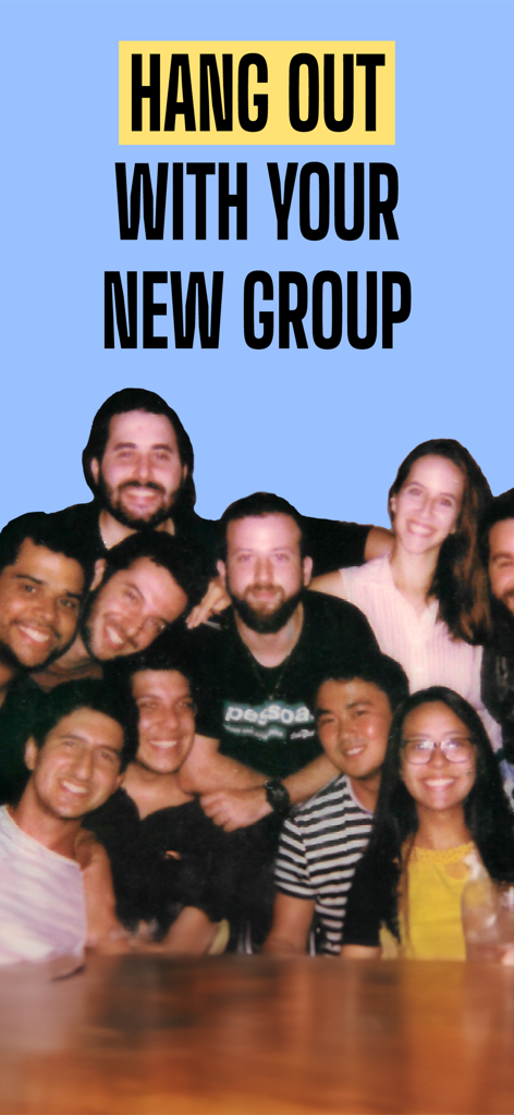 Let's Hang: Social Meetups - Un grupo diverso de jóvenes sonriendo y socializando juntos en un evento.