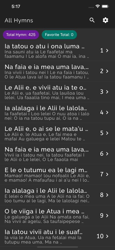 Uno schermo mobile che mostra un elenco numerato di inni samoani con titoli e frammenti di testo in modalità scura