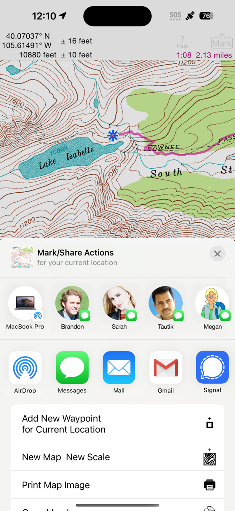 iHikeGPS : Classic Topo Maps - Interfaz de la aplicación iHikeGPS que muestra un mapa topográfico detallado del Lago Isabelle con opciones para compartir y puntos de referencia.