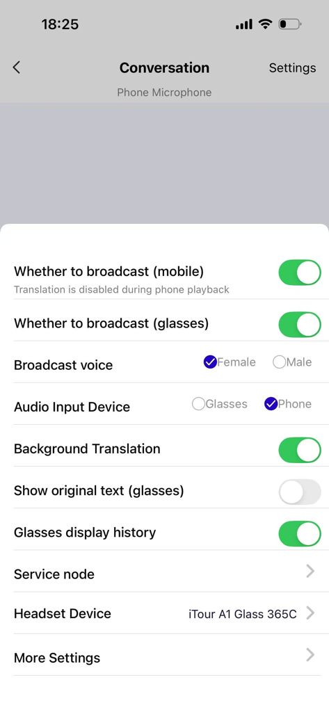 Menú de configuración de la aplicación iTourAR que muestra la configuración para la transmisión de traducción de teléfonos móviles y gafas AR.