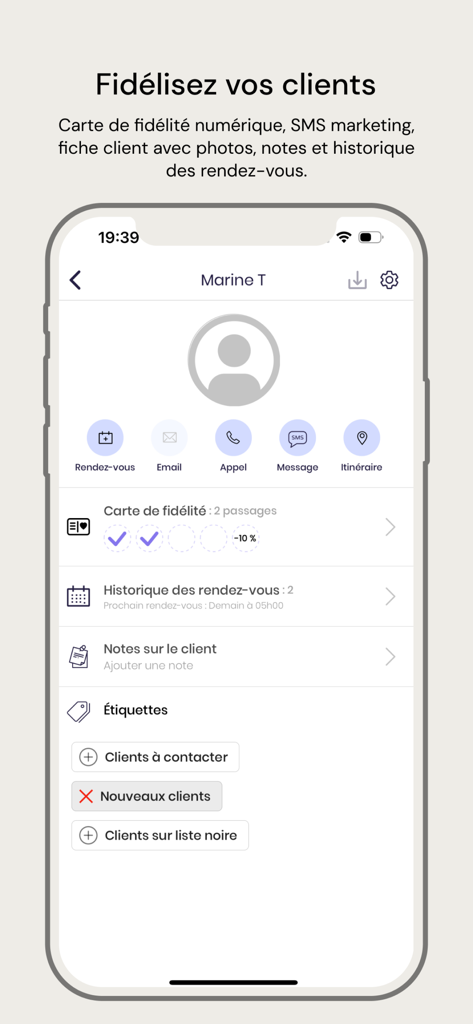 Fleeky Pro : Salon & Domicile - Interface móvel do aplicativo Fleeky Pro para gerenciar fichas de clientes, cartões de fidelidade digitais e histórico de compromissos.