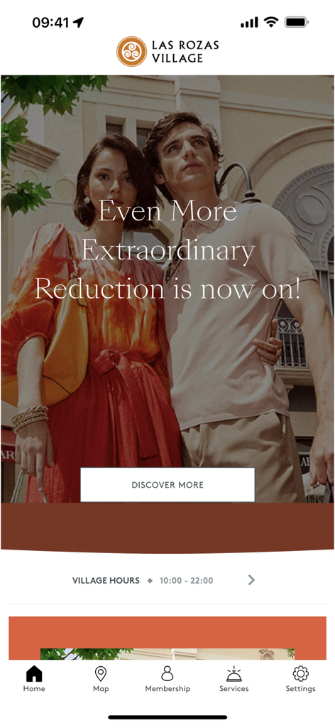 Tela inicial do aplicativo Las Rozas Village com promoções de moda de luxo e uma barra de navegação inferior.