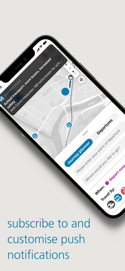 südtirolmobil - Smartphone-Bildschirm mit der südtirolmobil App Kartenoberfläche mit einem Routenplaner und einem Benachrichtigungsbanner für Schulbus-Updates.