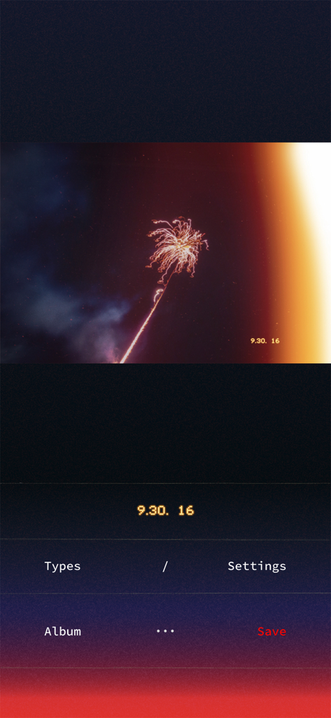 Filmlike Date Stamp - Une photo de feux d'artifice avec un tampon de date numérique rétro orange et le menu d'édition de l'application en dessous