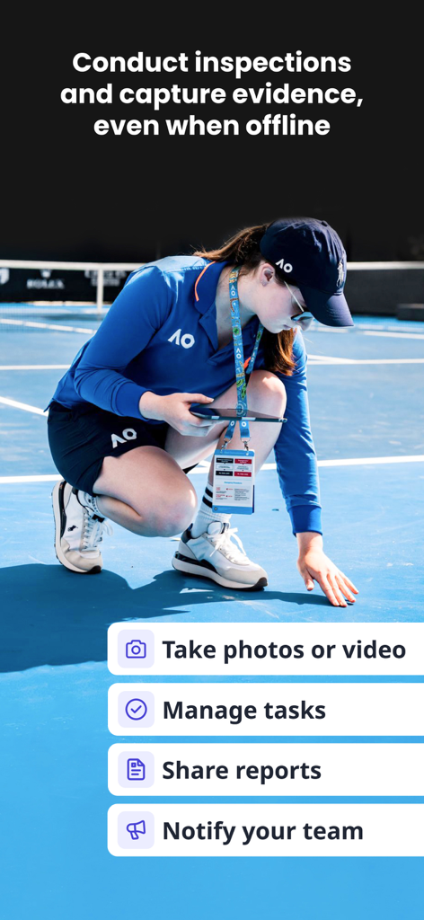 Un trabajador de campo realizando una inspección en una cancha de tenis usando SafetyCulture para capturar evidencia sin conexión.