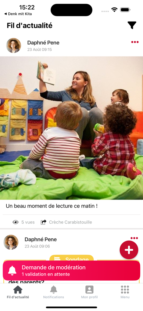 PepApp - by Kidizz - Capture d'écran de PepApp montrant le fil d'actualité avec une photo d'une enseignante lisant à des enfants dans une crèche.