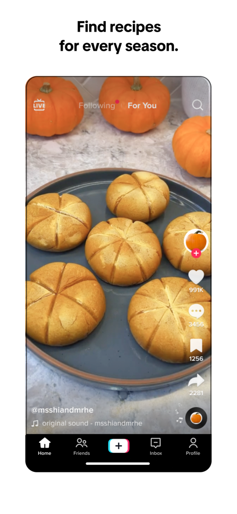 TikTok - Videos, Shop & LIVE - Captura de pantalla de la aplicación TikTok que muestra un vídeo de receta de panecillos en forma de calabaza con texto sobre cómo encontrar recetas de temporada
