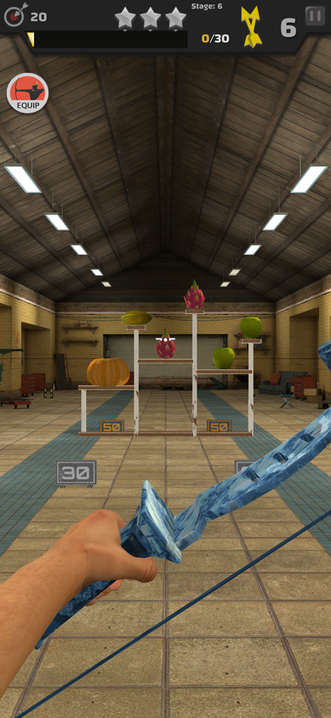 Arrow Master: Archery Game - Vista en primera persona de un jugador apuntando un arco azul a objetivos de frutas en un campo de tiro interior