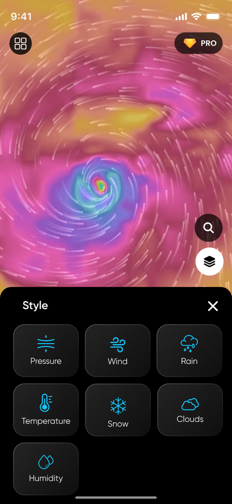 Hurricane Tracker: Storm Alert - Interfaz de la aplicación Hurricane Tracker que muestra una colorida visualización de tormenta y un menú de selección para diferentes estilos de mapas meteorológicos.
