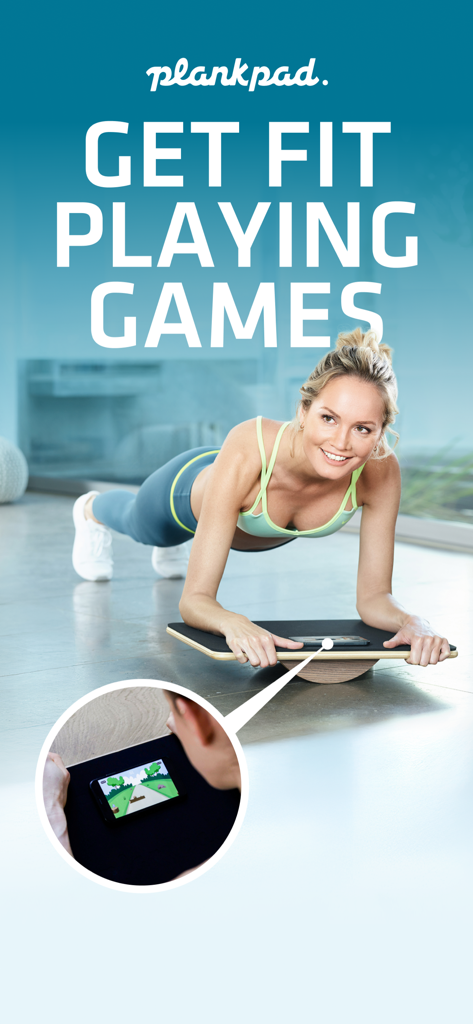 Una donna che esegue un plank su una tavola di equilibrio Plankpad mentre gioca a un gioco mobile interattivo sul suo telefono.