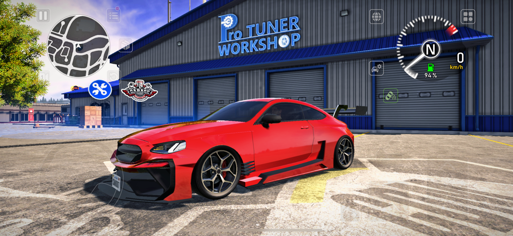 Un coche deportivo rojo personalizado aparcado frente a un taller Pro Tuner en Car Driving Multiplayer.