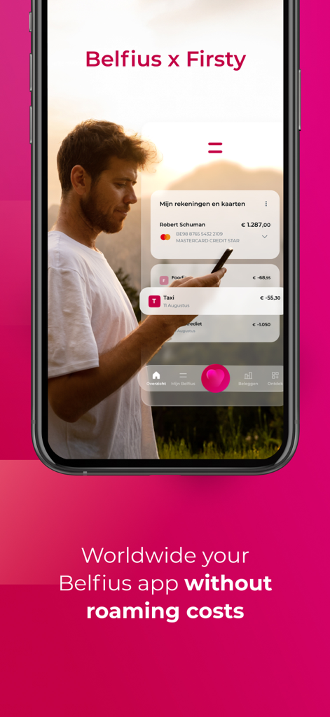 Un homme utilise l'application Belfius Mobile qui offre un accès mondial sans frais d'itinérance grâce à un partenariat avec Firsty.