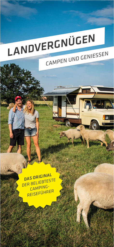 Landvergnügen Stellplatzführer - Pareja feliz con autocaravana vintage y ovejas en un campo de una granja