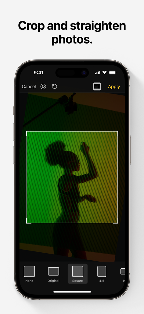 Pixelmator 사진 편집 앱 인터페이스에 iPhone에서 자르기 및 똑바로 고정 기능이 표시됩니다.
