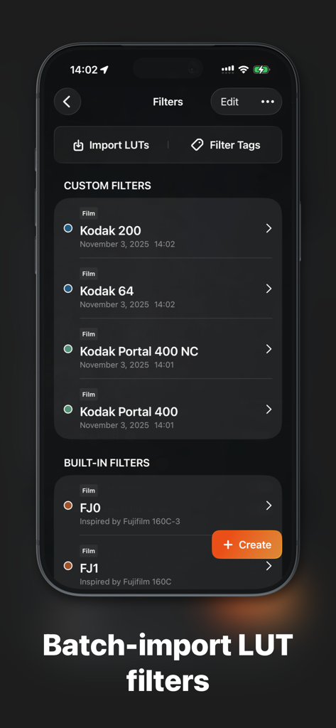 PhotonCam: Extendable Pro Cam - Una pantalla de smartphone que muestra la sección de filtros de PhotonCam con opciones para importar LUTs y una lista de filtros personalizados inspirados en Kodak y Fujifilm.
